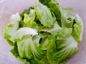 将生菜撕成块（也可以不撕，家有小朋友所以撕成块了。）