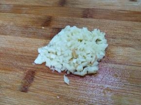 大蒜剥皮洗净拍破剁成蒜泥