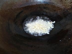 放入蒜泥小火炒香