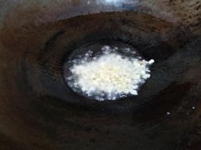 放入蒜泥小火炒香