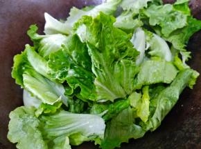 倒入生菜大火翻炒半分钟