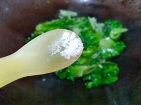 放少许盐翻炒半分钟