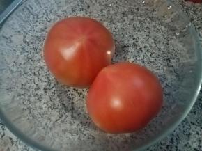 准备2个西红柿，比较常见的即可