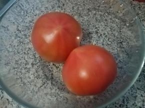 准备2个西红柿，比较常见的即可