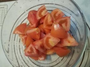 切好后装入一个大碗内。