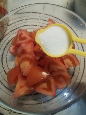 加入2大勺细砂糖。