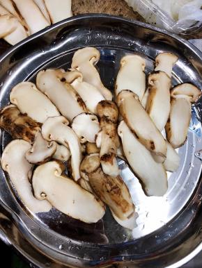 松茸切片，备用。