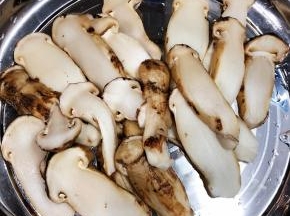 松茸切片，备用。