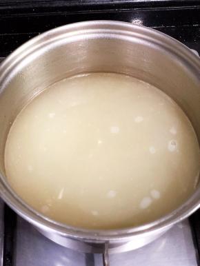 捞起骨头，汤底就做好了。