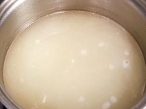 捞起骨头，汤底就做好了。