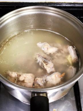 脊骨熬汤30分钟，做汤底。