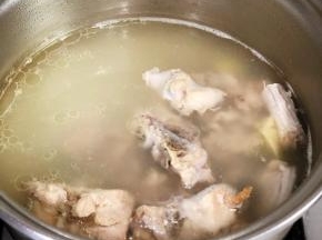 脊骨熬汤30分钟，做汤底。