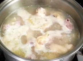 慢火煮，是为了让鸡肉更嫩。
