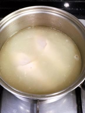 鸡腿难熟，先在汤底放入鸡腿加盖低火煮三分钟。