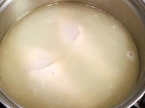 鸡腿难熟，先在汤底放入鸡腿加盖低火煮三分钟。
