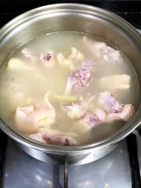 然后转大火，水开后放入其他鸡块，盖好盖子同时将火调至火眼，慢火煮五分钟。