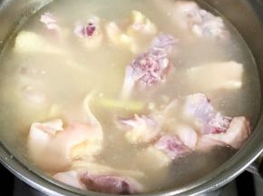然后转大火，水开后放入其他鸡块，盖好盖子同时将火调至火眼，慢火煮五分钟。