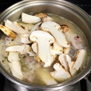 鸡肉慢煮五分钟后可加入松茸中小火继续煮五分钟。撒入葱花、适量的盐调味即可。