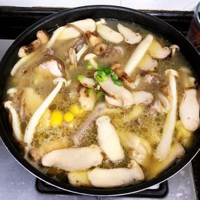 我还另外做了一次是加入适量别的菇类，非常美味哦。