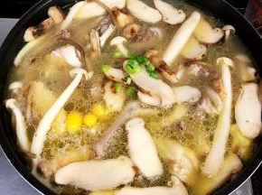 我还另外做了一次是加入适量别的菇类，非常美味哦。