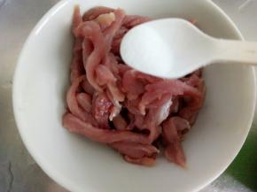 梅花肉切条放少许盐
