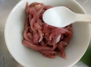 梅花肉切条放少许盐