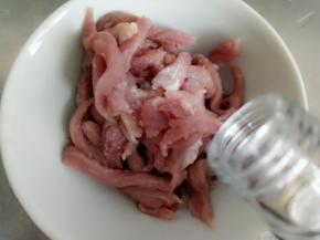 料酒腌十分钟左右