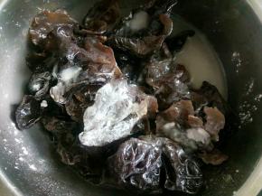 里面撒一点面粉，抓洗干净