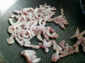 放入腌好的肉丝，炒变色后盛出