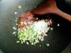 放入葱姜蒜末