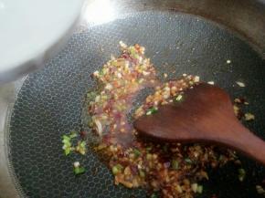 倒一点水和糖，炒出味