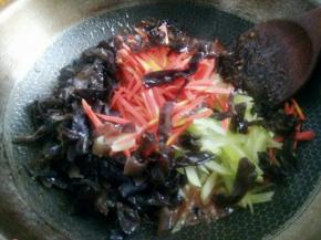 再放入蔬菜翻炒，中火