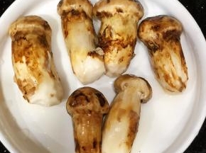 松茸洗净，去除表面的沙土即可。