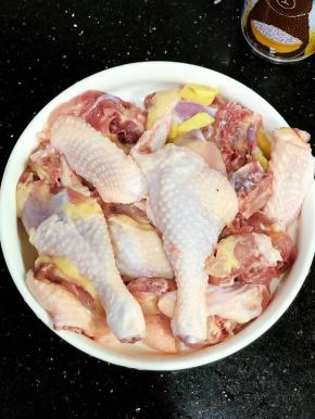 鸡切块洗净，放入少许盐、鸡粉、生粉拌均