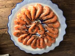 把煮好的基围虾，捞出沥干水分，摆入盘中