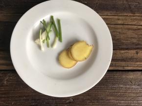 备好姜片和葱段