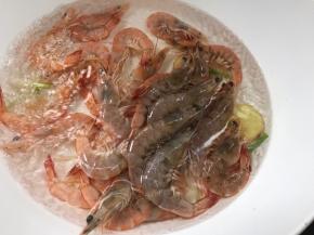 加入基围虾，开大火烧开，再煮2分钟左右