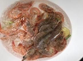 加入基围虾，开大火烧开，再煮2分钟左右