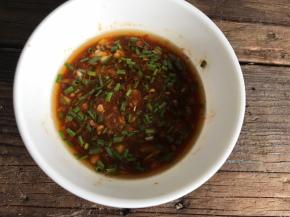 备一小碗，放入蒜末、葱花和剩下的所有调料混合均匀