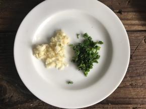 这个时候，备好蒜末、葱花