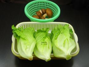 准备食材：香菇、生菜、油、盐