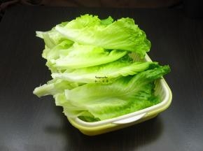 清洗生菜的时候要一片一片叶子摘下，这样才能把泥沙清洗的彻底，洗净的生菜，不要浸泡太久，捞出沥干水。