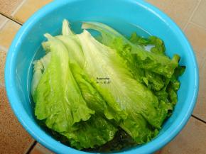 生菜去老叶，清水冲洗干净泥沙，放入盆子，在用清水浸泡10分钟，清水浸泡可以减少农药残留。最好用淘米浸泡，效果更好。