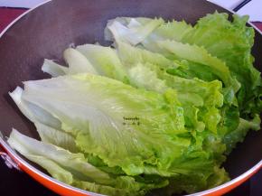 改为大火，放入洗净的生菜，大火爆炒，用筷子和锅铲翻转，刚刚下锅的时候比较多，锅底容易熟，锅面上的没有接触到火，所以要翻炒。