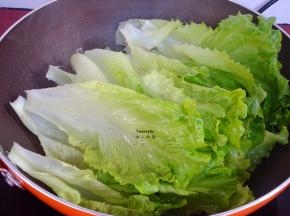 改为大火，放入洗净的生菜，大火爆炒，用筷子和锅铲翻转，刚刚下锅的时候比较多，锅底容易熟，锅面上的没有接触到火，所以要翻炒。