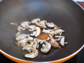 香菇洗净去蒂，切片，香菇要挑选肥厚大个。如果是花菇，更加好。热锅，倒油，中小火，把香菇煸炒出香菇的清香味出来。