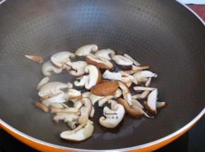 香菇洗净去蒂，切片，香菇要挑选肥厚大个。如果是花菇，更加好。热锅，倒油，中小火，把香菇煸炒出香菇的清香味出来。