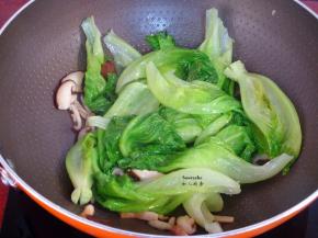 生菜变软，说明炒熟，放盐，翻炒均匀即可。