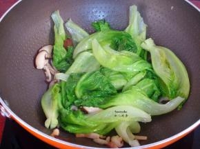 生菜变软，说明炒熟，放盐，翻炒均匀即可。