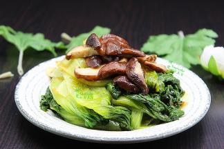 喜欢吃味精、鸡粉的可以放入生菜爆炒的时候加点。我家喜欢吃原生态的，所以不放味精，清脆爽口很好吃。